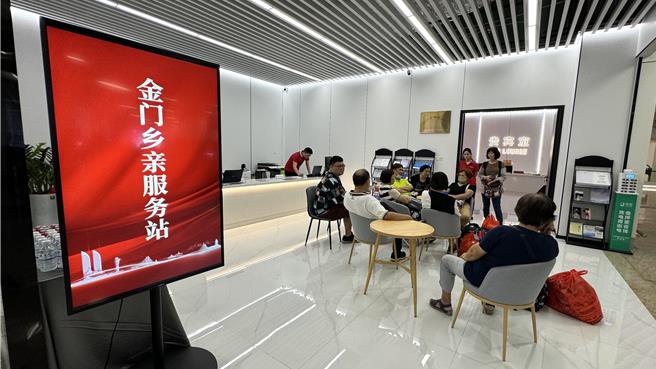 厦门五通码头「金门乡亲服务站」提供往返两地的金门乡亲一个服务窗口，如有突发状况可透过服务站即时通报两门有关单位协助处理。(于家麒摄)