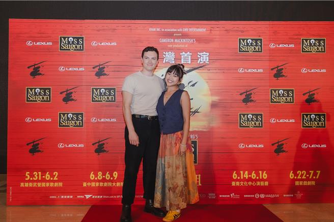 男女主角尼格尔和艾碧嘉尔开心逛夜市。（宽宏艺术提供）