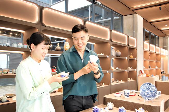 台湾设计研究院导入城市美学专案，结合陶博馆专业需求，优化博物馆大厅入口服务空间、文化商店换装。（陈慰慈摄）