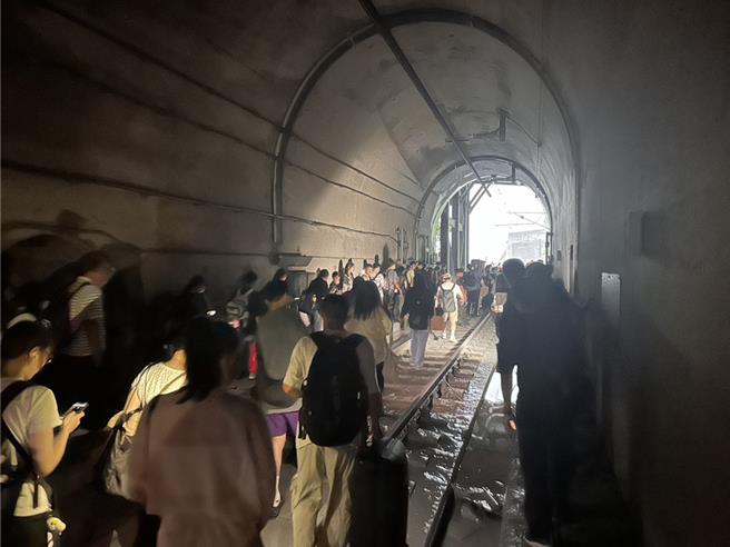 台铁229次新自强号21日傍晚行经花莲清水隧道时遭土石流衝击，第2节车厢出轨造成9人受伤。（民眾提供）