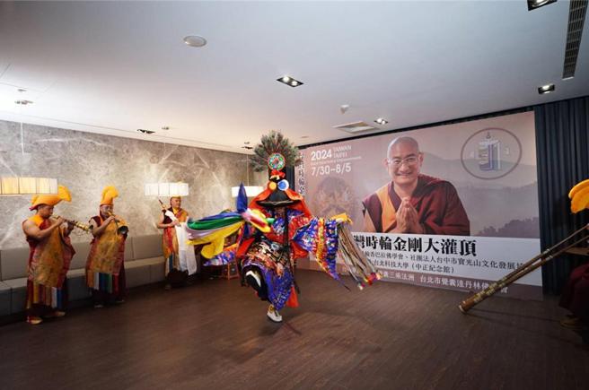 时轮金刚灌顶法会开跑宣传活动当天，现场跳金刚舞，邀民眾共襄盛举。图／业者提供