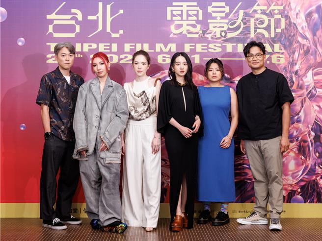 導演陳冠仲（左起）、Karencici、許瑋甯、李沐、執行製作人李玟億與監製曾瀚賢攜手出席首映會。（Netflix提供）