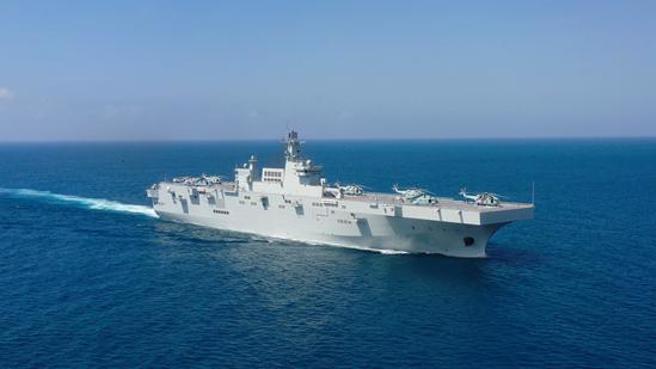 中共解放军海军075型两栖攻击舰近来在仙宾礁附近海域现身，是歷来首次，与055驱逐舰联手将能形成南海的强大威慑力量。（图／搜狐网）