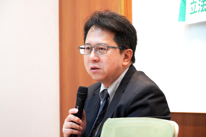 邱志伟呼吁金管会和邮局针对金融监管固然重要，但返还受骗款项应当更加简政便民，应制定具体还款时间，并以保护受害人为最高原则。 (戴志扬翻摄)