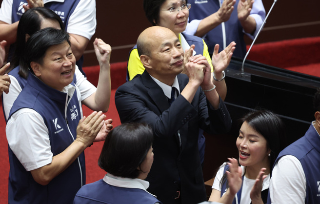 立法院21日院会处理国会改革案行政院所提覆议案，院长韩国瑜（中）投票后拱手致意。（姚志平摄）