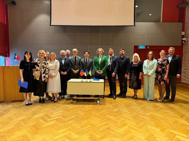 李大使、Jäärats执行长（右七）于签约后与出席观礼部分人士合影。（驻拉脱维亚代表处）