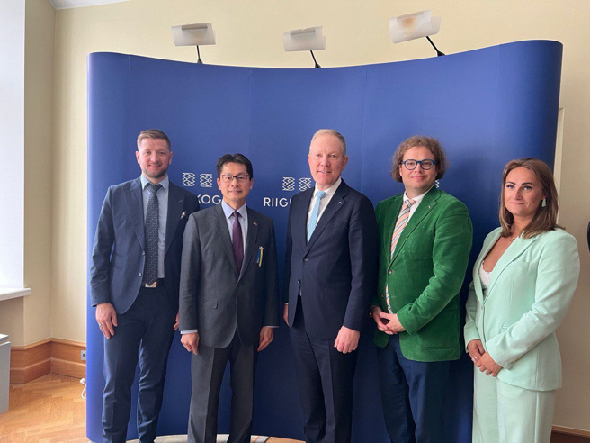 李大使与国会外委会主席Marko Mihkelson（中）、Jäärats执行长及ESTDEV干部合影。（驻拉脱维亚代表处提供）