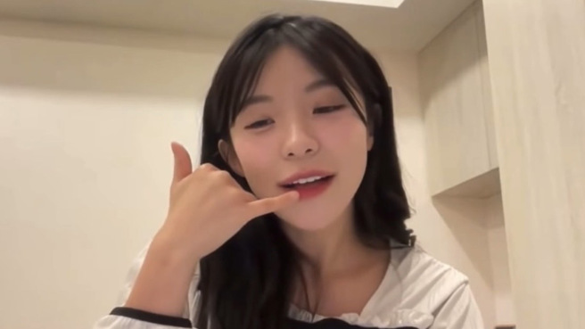 李多慧模仿台湾人讲电话。（图／翻摄自李多慧 YT）