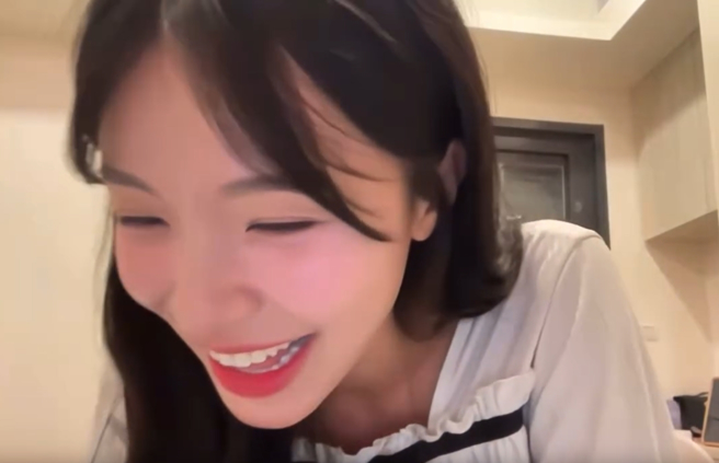 李多慧模仿台湾人讲电话，自己也笑翻。（图／翻摄自李多慧 YT）