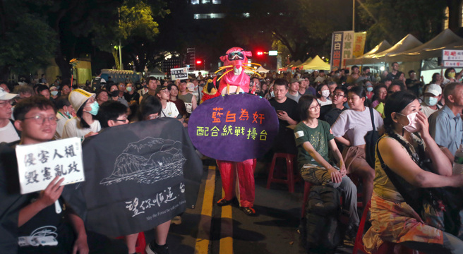 国会改革修法覆议案立院投票结果21日出炉，参与青鸟行动的民眾晚间集结在立院外表达诉求。（范扬光摄）