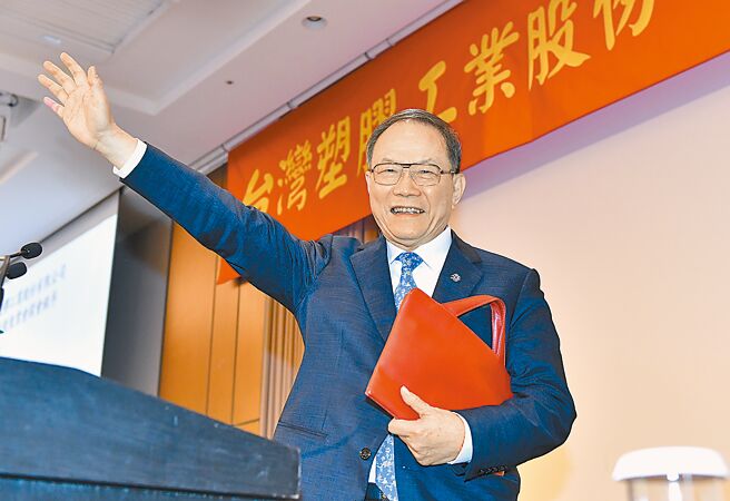 台塑20日举行股东会，为董事长林健男最后一次主持，他在离场前向股东挥手致意。图／王德为