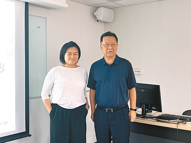 正崴發言人劉素芳（左）、財務長卜慶藩昨日召開法說會，對於AI商機十分期待。圖／鄭淑芳