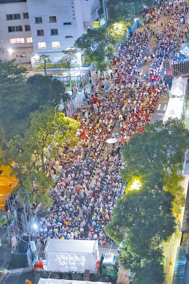 立法院今将表决国会改革覆议案，台湾公民阵线等民团发起「公民反国会滥权，重返立法院集结」行动，大批民眾20日聚集在济南路上。（王英豪摄）