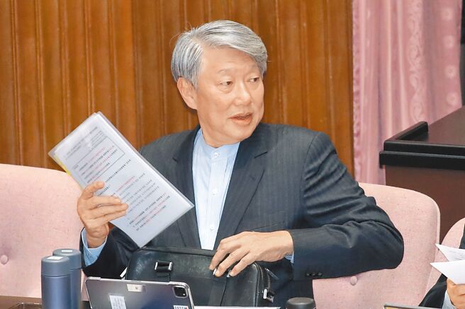 经济部长郭智辉20日表示，7月开始至12月每个月将公告电力。（黄世麒摄）