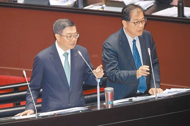 赖清德总统成立3大委员会并亲任召集人，行政院长卓荣泰20日强调，除国防、外交、两岸外，做最终决策的人当然是行政院长。图为卓荣泰（左）和法务部长郑铭谦（右）在立院答询。（黄世麒摄）