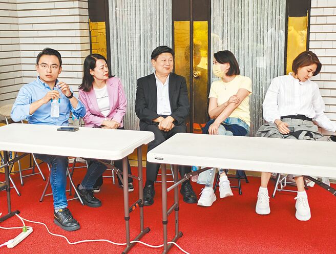 亲绿的台湾国策智库20日公布最新民调，81.4％民眾期待政党和解。图为国民党团立委20日下午在立院院会结束后，在议场前开始排班。（陈君玮摄）