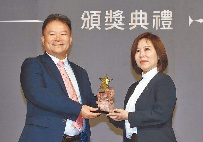 中國時報副社長王儒哲（左）頒獎給國泰投信資深副總經理岳豫西。（范揚光攝）