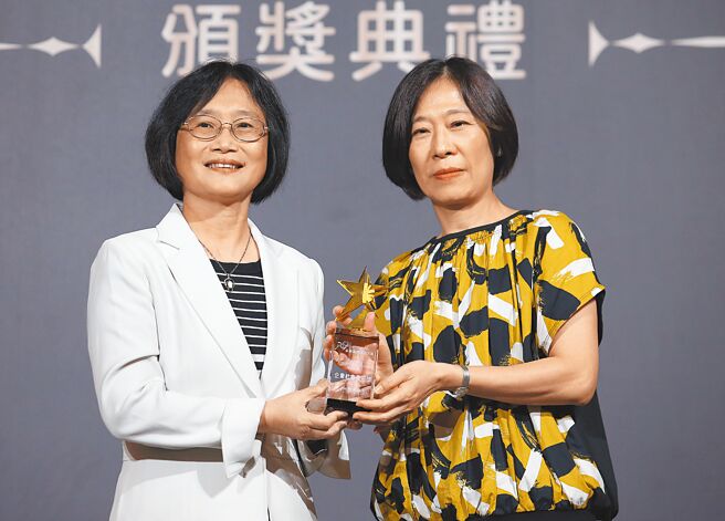 金管會副主委邱淑貞（左）頒獎給台灣人壽副總經理孫紀蘭。（范揚光攝）