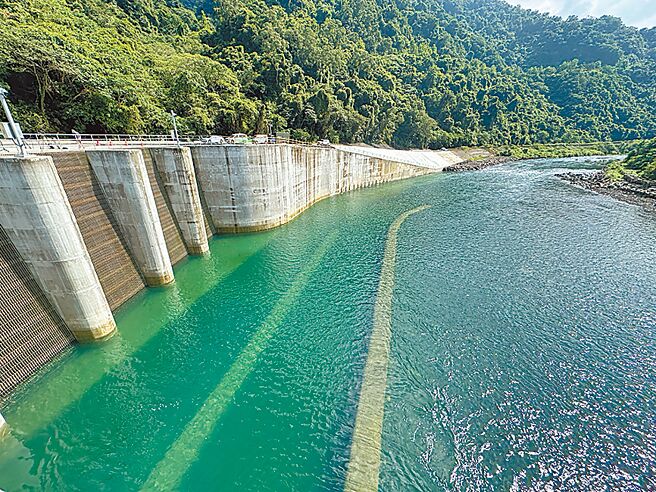 翡翠水庫原水管（左側）20日通水，遇強降雨或颱風侵襲時，可將較未受泥沙影響濁度的水源送至淨水場。（丁上程攝）