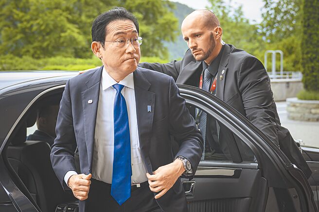 日本首相岸田文雄19日会纽西兰总理卢克森，双方同意共享机密情报。图为岸田搭车出席活动。（美联社）