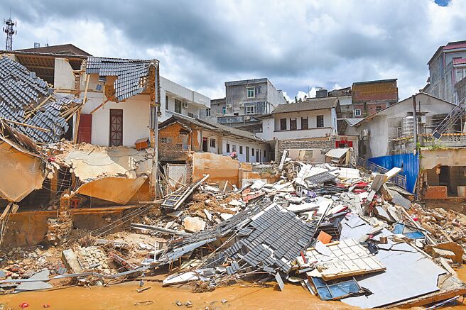 大陆南方多地暴雨成灾，广东梅州灾情尤为惨重，图为梅州市平远县泗水镇房屋受损情形。（中新社）