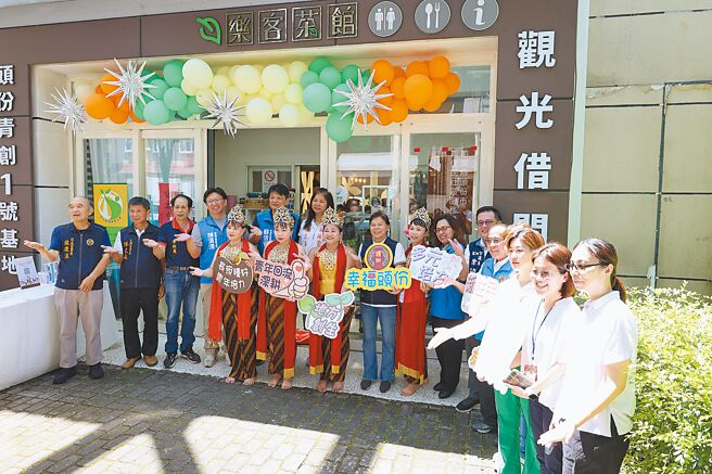 苗栗县政府以头份市公所青创1号基地规画设置新住民服务据点，20日举行揭牌仪式，未来并结合服务乐龄长辈，据点还有由竹南镇国家卫生研究院所捐助的多功能健康检测系统，提供给新住民及长辈们更好的身心灵健康照护。（谢明俊摄）