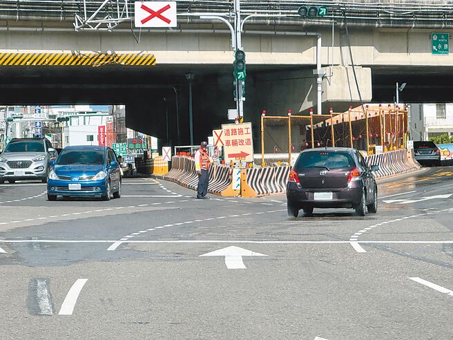 台南市仁德區萬代橋位於國道一號主線下方，又屬仁德、東區交界，車流量極大，改建工程施工近4年來採「半半施工」，降低交通衝擊，7月即可恢復雙向正常通行。（曹婷婷攝）