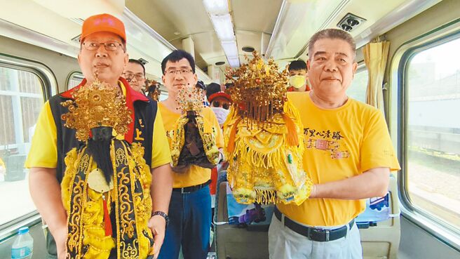 嘉義市天后宮玉二媽（右）偕北門上帝廟玄天上帝20日搭乘阿里山小火車，為林鐵全線通車沿途灑淨祈福。（廖素慧攝）