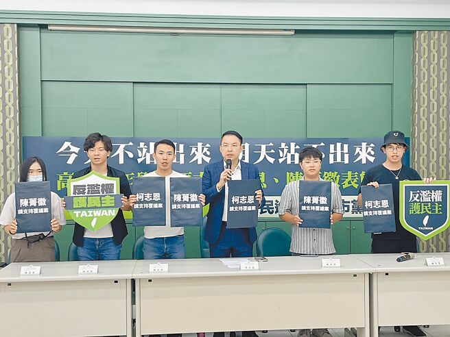 民进党高市党部主委黄文益（右三）20日找来青年学生以「今天不站出来，明天站不出来」为主题，呼吁吃高雄米、喝高雄水长大的柯志恩及陈菁徽听听高雄人的声音。（洪浩轩摄）