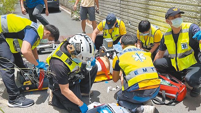 吳姓警員騎重機疑遭保育類動物環頸雉撞擊，導致車輛失控撞擊，當場失去生命跡象，送醫搶救尚未脫險。（讀者提供／蕭嘉蕙台東傳真）