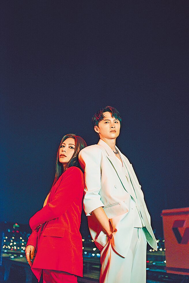 陳建瑋（右）近來邀艾怡良合作對唱新歌。（小宇宙音樂工作室提供）