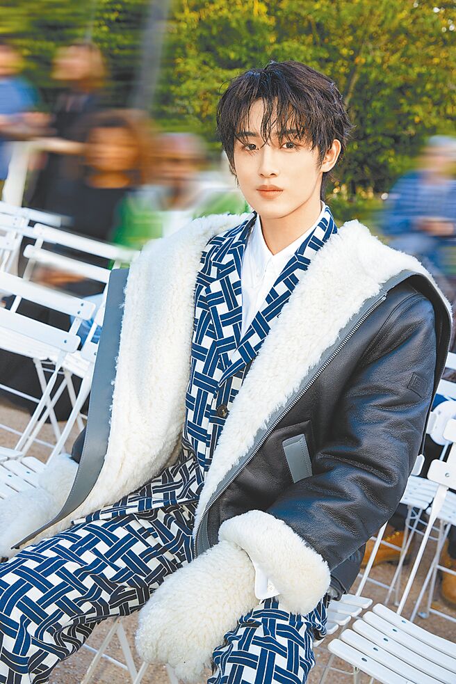 NCT团员WINWIN一身Kenzo绳索扭结印花西装现身Kenzo大秀。（摘自艺人微博）