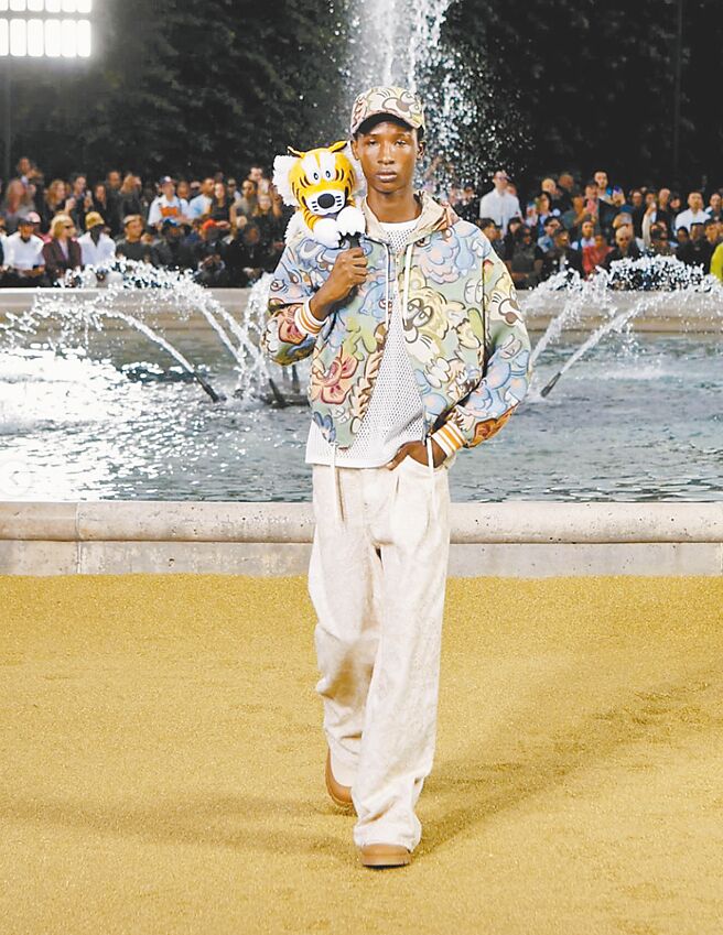 这季的Kenzo很东方！大量东方意象出现在服装上头，连老虎也成为造型配件。（Kenzo提供）