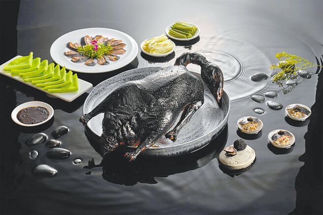 六福萬怡酒店粵亮廣式料理以廣東精粹融合創新功力推出「水墨松露黑天鵝四吃」。（六福萬怡提供）
