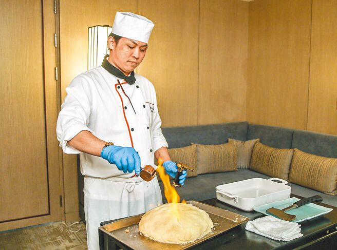 六福粵亮桌邊秀，「藤香椒麻干鍋炒鵝架」色香味俱全。（粘耿豪攝）