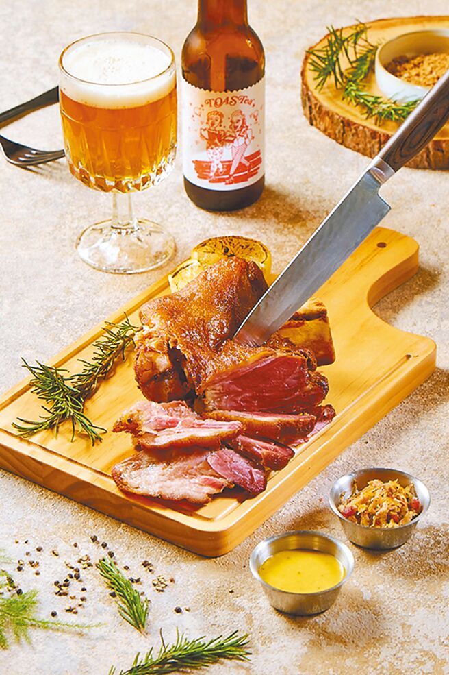 寵物友善「TOK盡興食光」客家冠軍豬腳，590元。（SOGO提供）