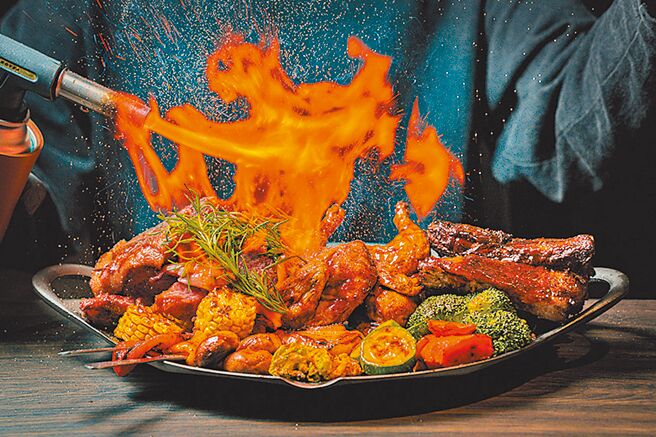 寵物友善「螢火部落」鑄火料理陸綜拼盤2至3人份，1450元。（SOGO提供）