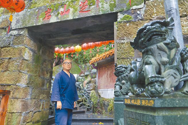 作家、僧人唐墨寫《台北男神榜》新書，談城市的信仰文化及其變化。（劉宗龍攝）