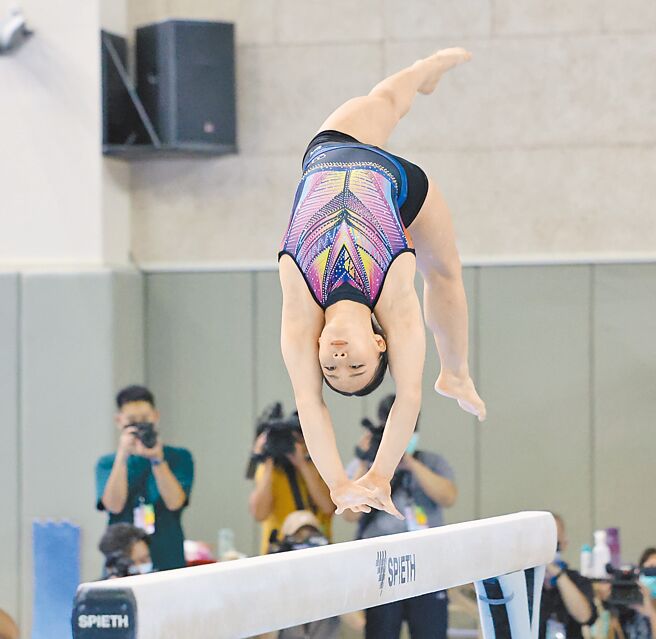 体操女将丁华恬再次挑战奥运，20日在国训媒体日分享近日备战心情，她努力将难度提高的动作练得更加完美。（国训中心提供）