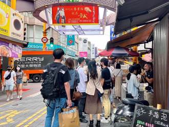 國小男童穿帥鞋買飲料 他拍照上網一搜要價4萬5嚇：以為標錯價