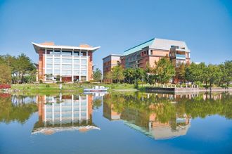 1大學正式熄燈 今辦最後一場畢典 放煙火歡送師生