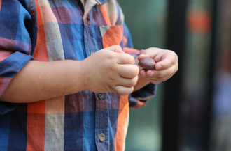 屁孩偷糖果被抓包 結局竟是老闆下跪道歉