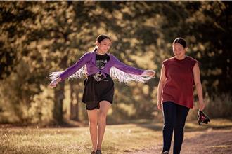 金球奖影后重情重义 为少数族群发声