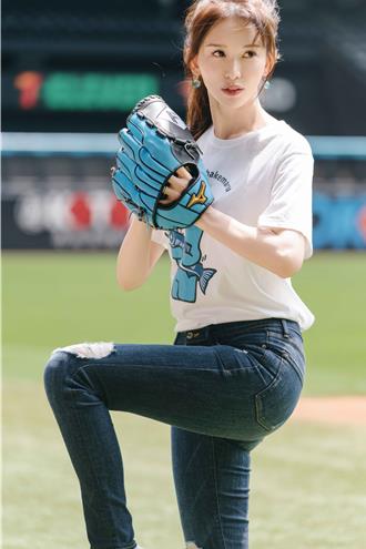 林志玲日本公開亮相開球！超修長牛仔褲展現美腿