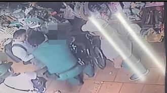 三峡老街妇人品尝金牛角噎到 警员哈姆立克法救命