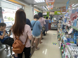 阿嬤帶孫子結帳插隊還嗆「年輕人不懂禮讓」 他反擊18字對方秒閉嘴