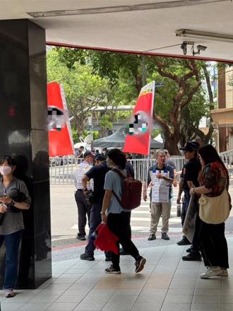 藍鷹場出現納粹旗？粉專：綠委大翻車 民進黨黨證打臉