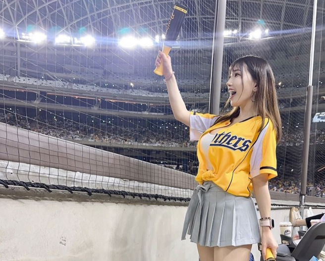 「中信兄弟正妹」身材超兇，引起網友討論。（圖／翻攝自IG@arieachen）
