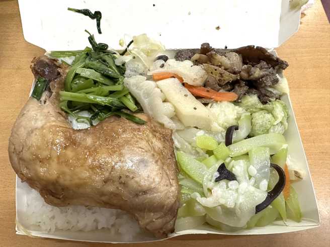 大鸡腿加5样配菜只要60元，超便宜价格引起网友暴动。（图／翻摄自爆废1公社）