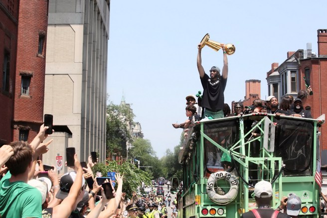 塔图高举冠军奖杯接受欢呼。(路透)